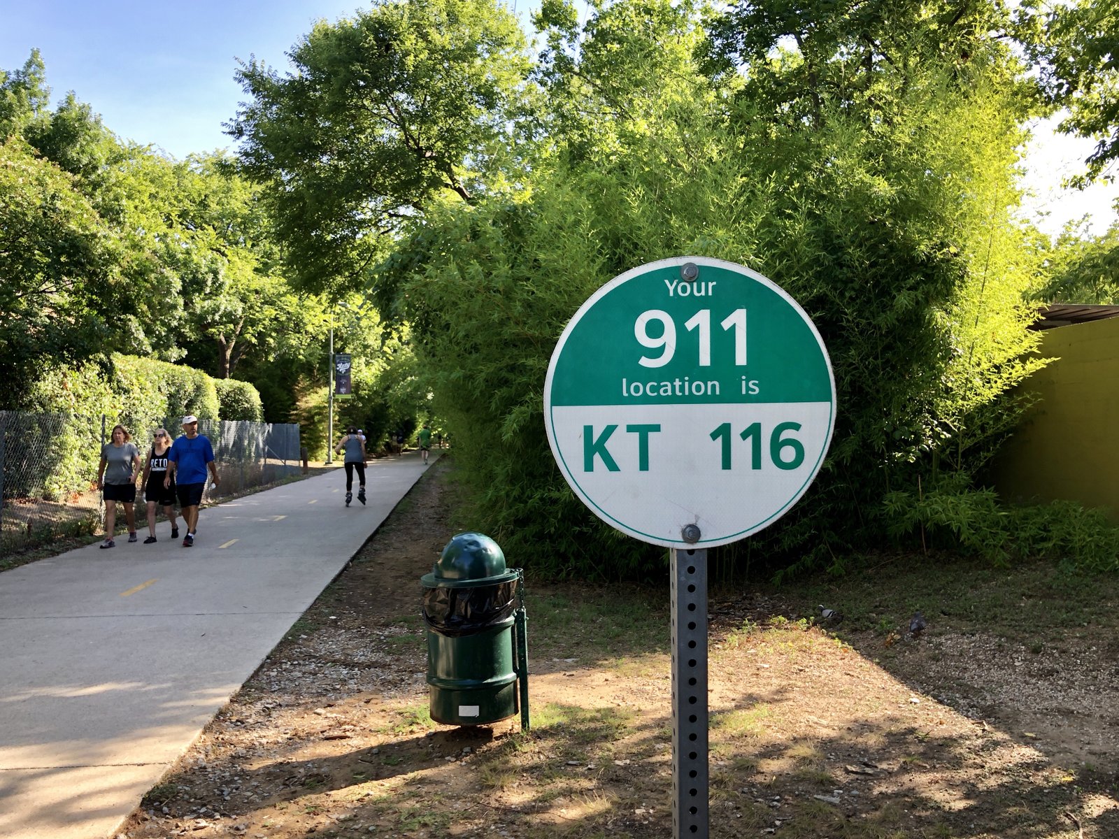 911 Sign at Katy Trail